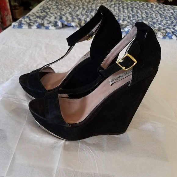 Steve Madden Shoes - Steve Madden black and gold wedges - Size 6.5